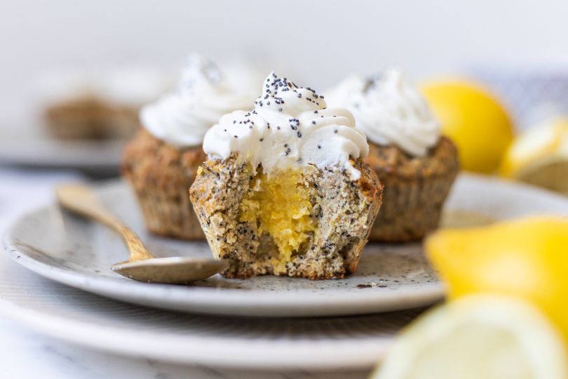 Makové cupcakes s citronovou náplní a tvarohovo-ricottovým krémem