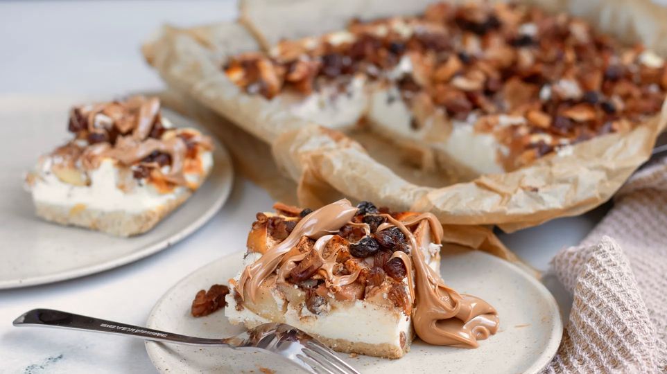 Jablkový cheesecake s karamelom