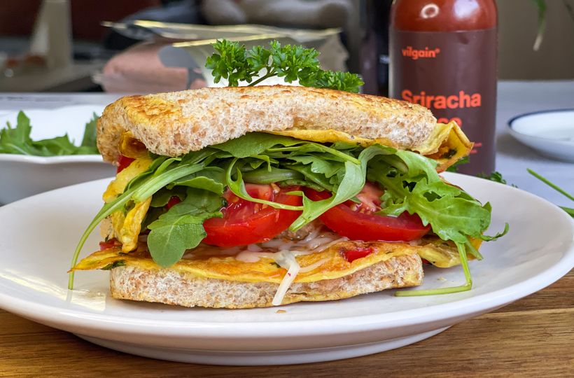 Eier-Sandwich mit Thunfisch und Gemüse