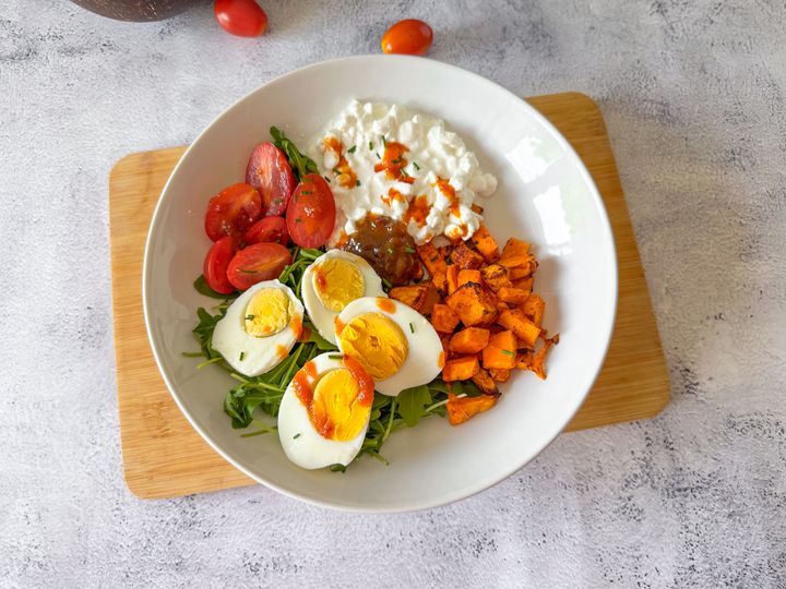 Slaná snídaňová bowl s vejci a zeleninou