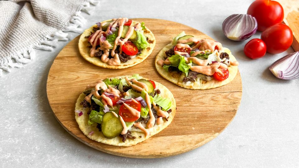 Pizza cu cheeseburger în friteuza cu aer cald