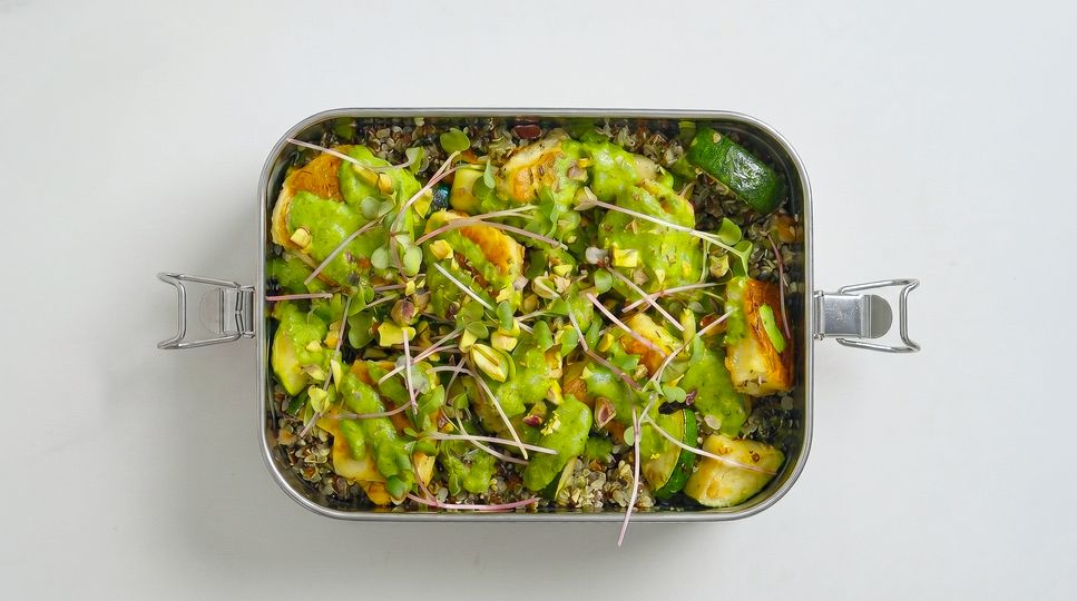 Quinoa s shiitake, pečenou zeleninou a halloumi