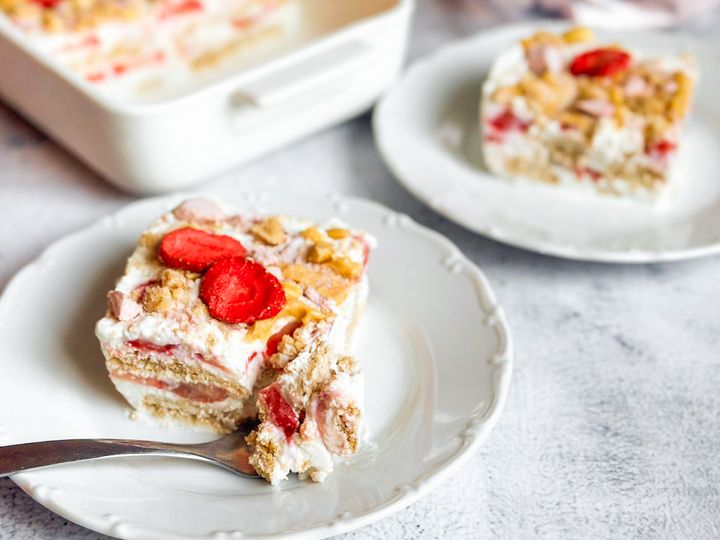 Mražené tvarohové řezy s jahodami