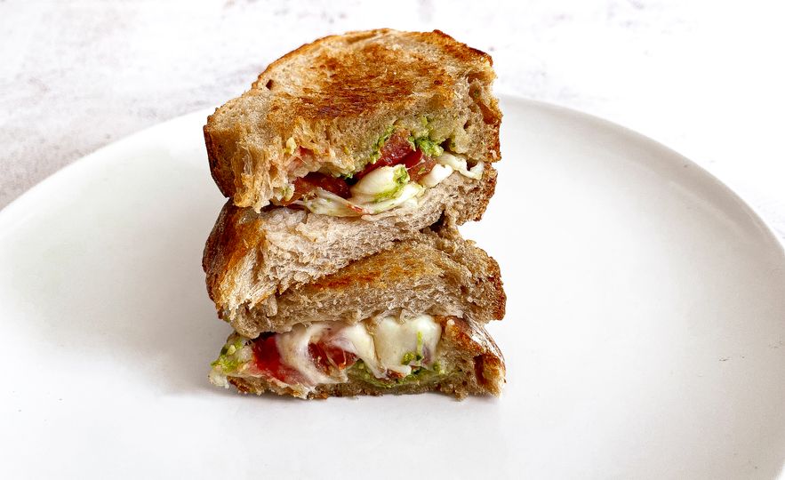 Caprese sandwich s bazalkovým pestem