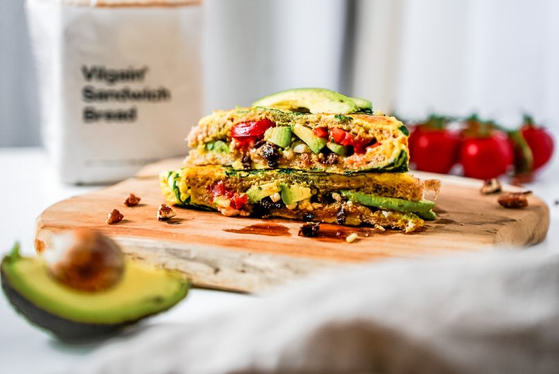 Vegetariánsky sendvič s avokádom a syrom feta