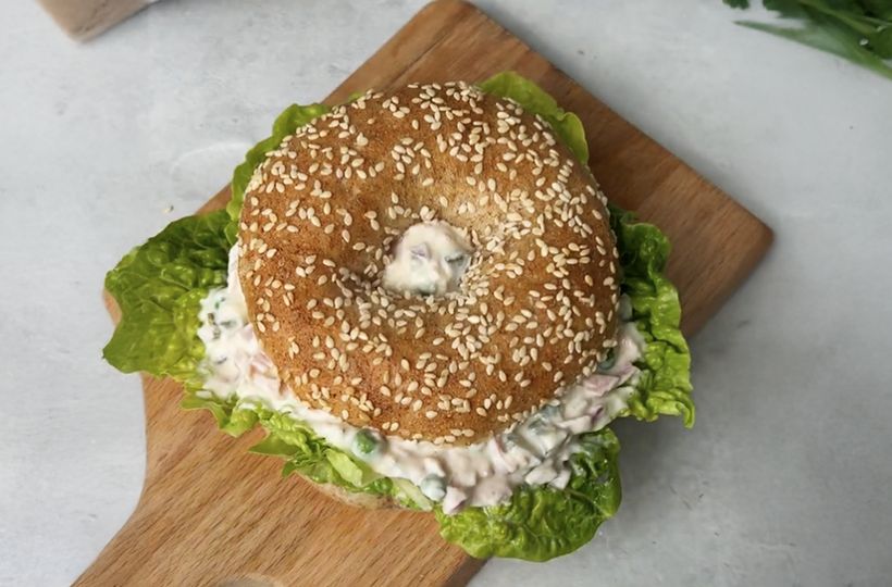 Nabušený bagel s pařížským salátem