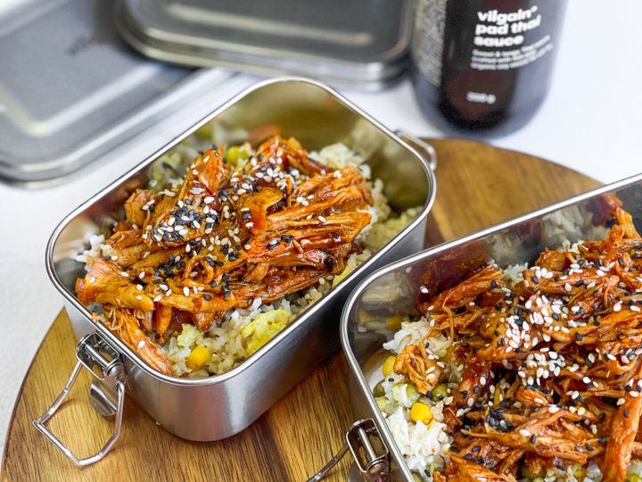 Trhané kuracie mäso s ryžou a pad thai omáčkou