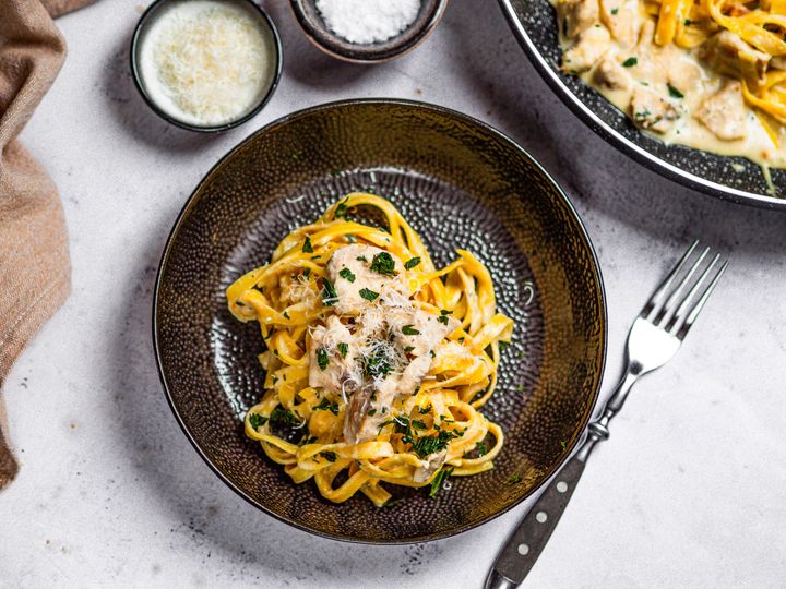 Tagliatelle Alfredo mit Hähnchenfleisch