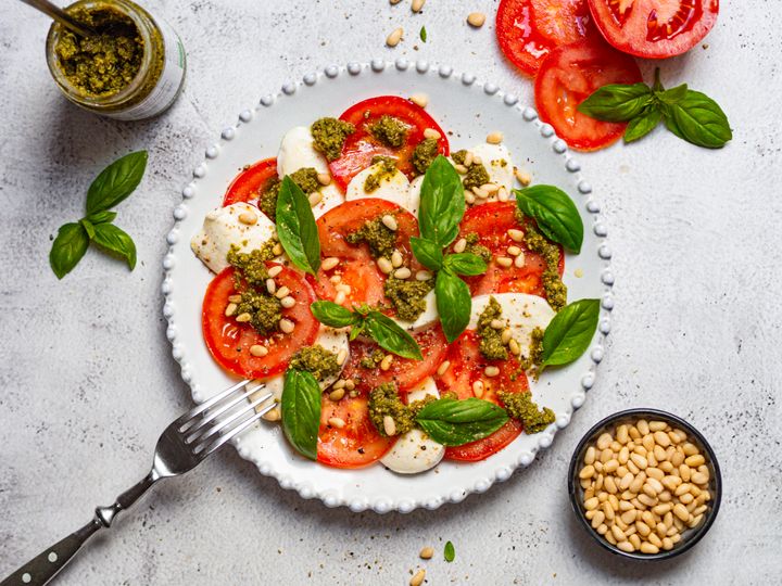 Šalát Caprese s bazalkovým pestom | Aktin recepty