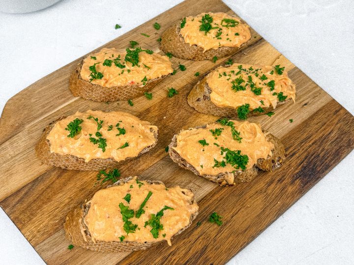 Pikantní sýrová pomazánka s česnekem