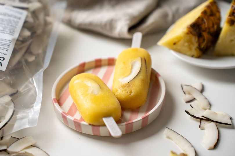 Hausgemachtes Fruchteis am Stiel