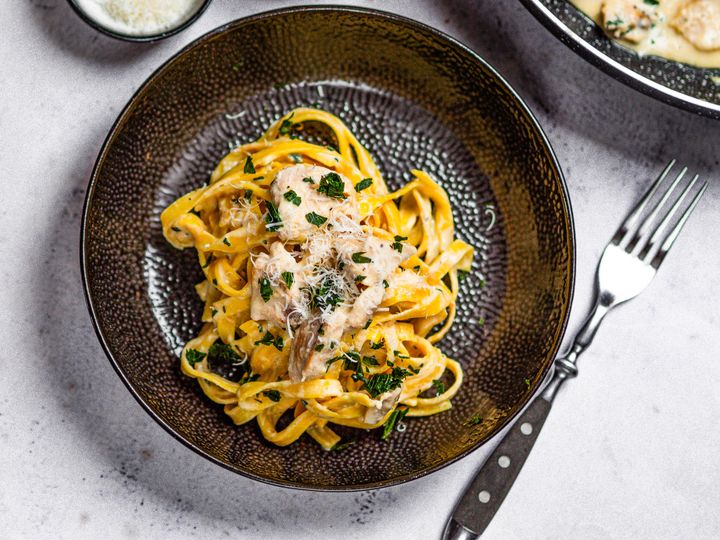 Těstoviny tagliatelle Alfredo s kuřecím masem