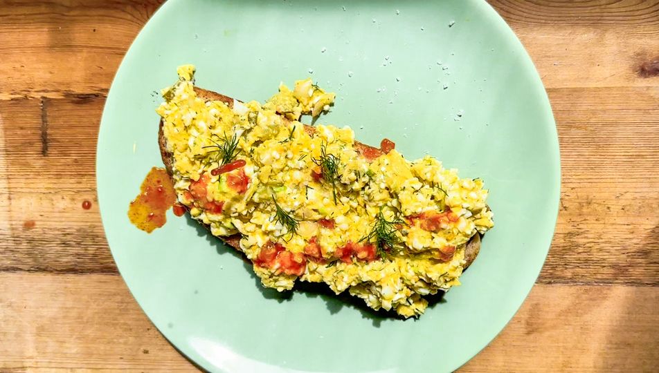 Dill Pikle Egg Salad: salată de ouă cu avocado, mărar și murături