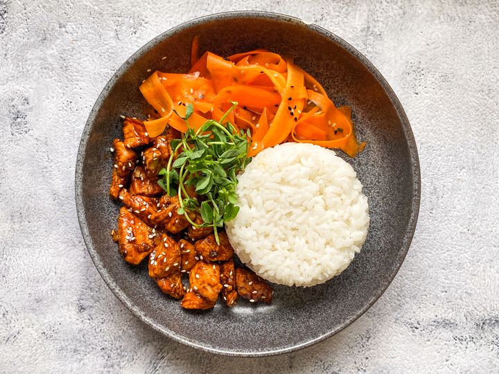 Zitronenhähnchen mit Reis und Karottensalat