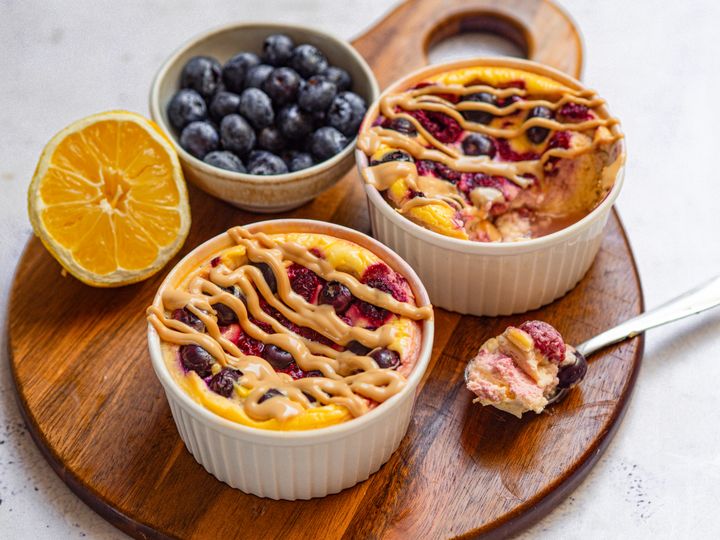 Mini Protein-Cheesecake mit Waldbeeren
