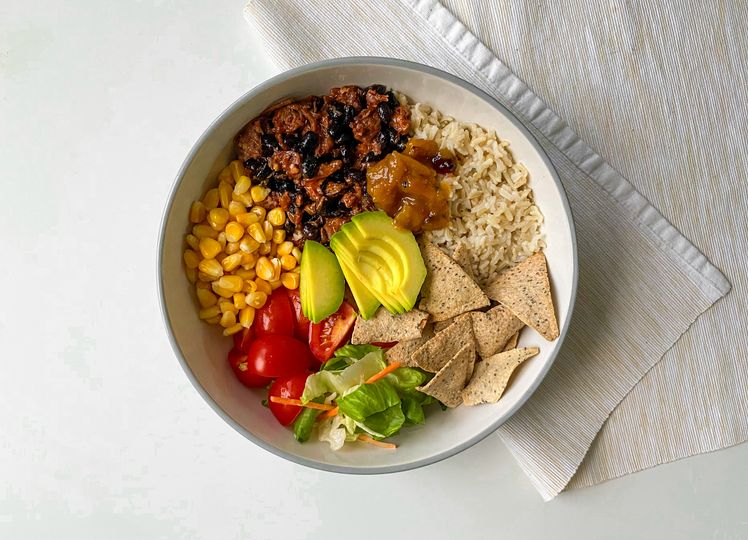 Nachos bowl so zeleninou a hovädzím mäsom