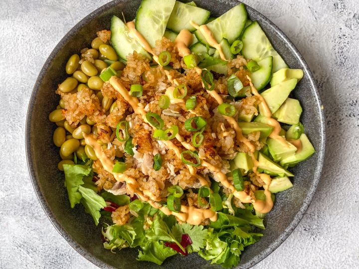 Salat mit Wildlachs und knusprigem Reis