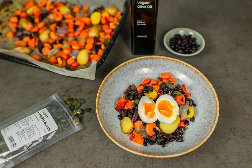 Ľahký šalát s fazuľou, vajcom a pečenou zeleninou