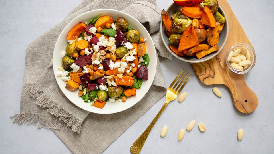 Sült zöldségekből készült téli saláta