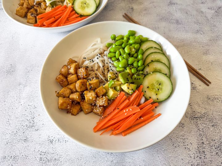 Poke bowl s tofu a avokádem