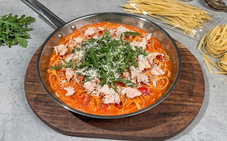 Tagliatelle mit Tomatensauce und Hähnchenfleisch