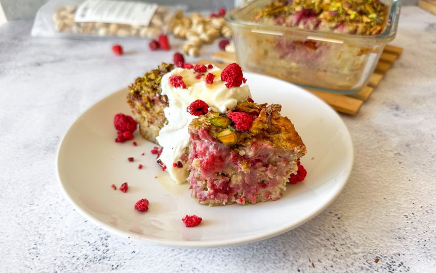 Pistáciové baked oats s malinami