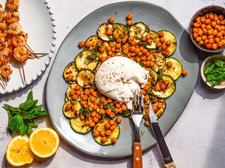 Salată de dovlecei la grătar cu burrata