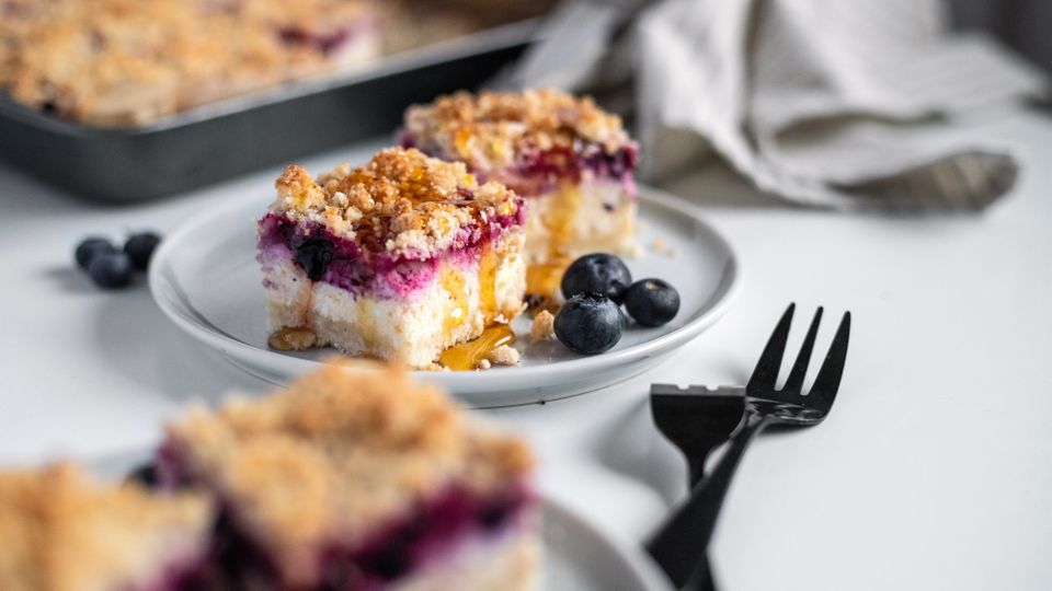 Drobenkový koláč s tvarohem a ovocem