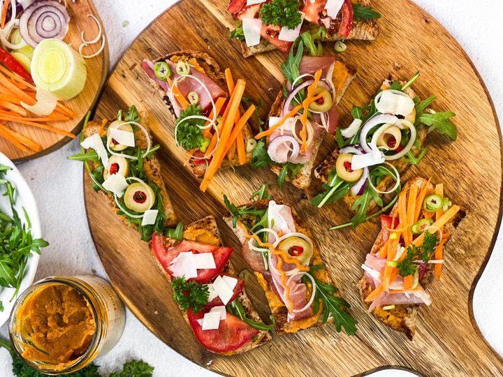 Obložená bruschetta s hummusem