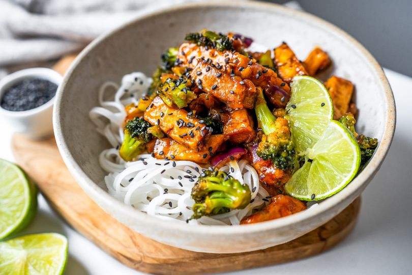 Asijské nudle s tofu a brokolicí