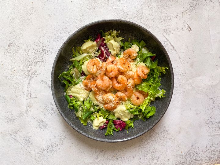 Zeleninový salát s grilovanými krevetami