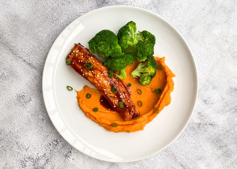 Roasted salmon with sweet potato purée and broccoli