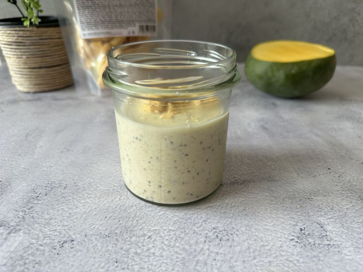 Mango overnight oats