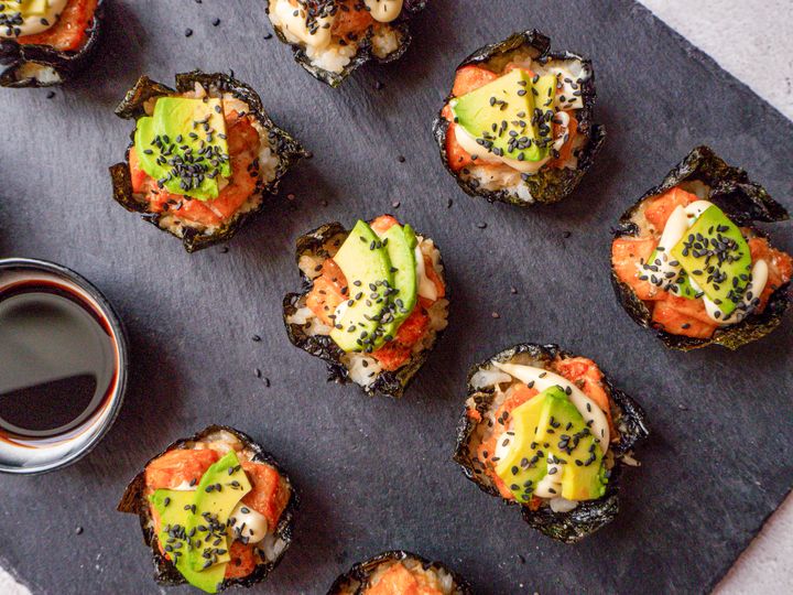 Domáce sushi muffiny s lososom a avokádom