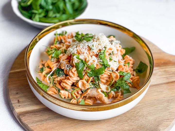 Cizrnové těstoviny s kuřecím a rajčatovou omáčkou