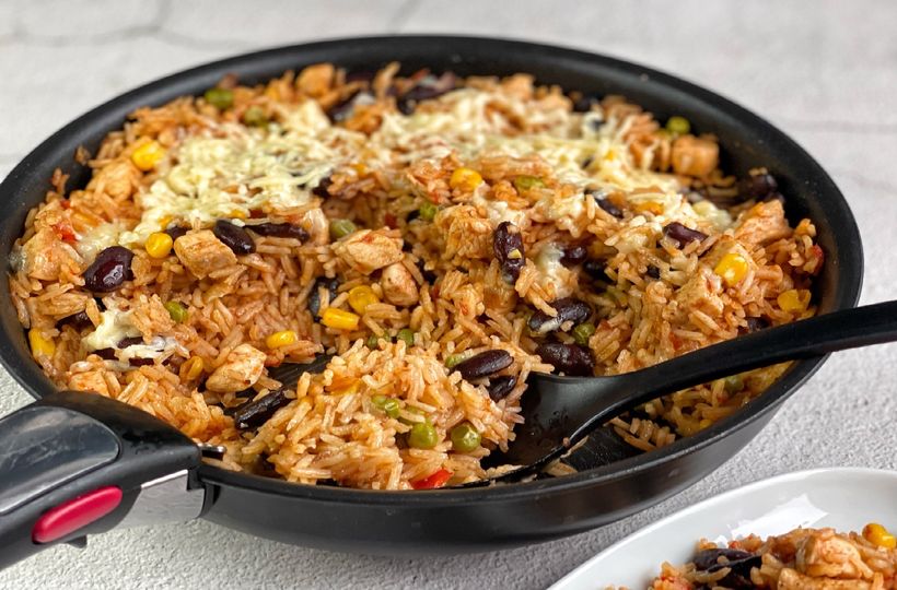Mexická rýže s kuřecím masem z jedné pánve