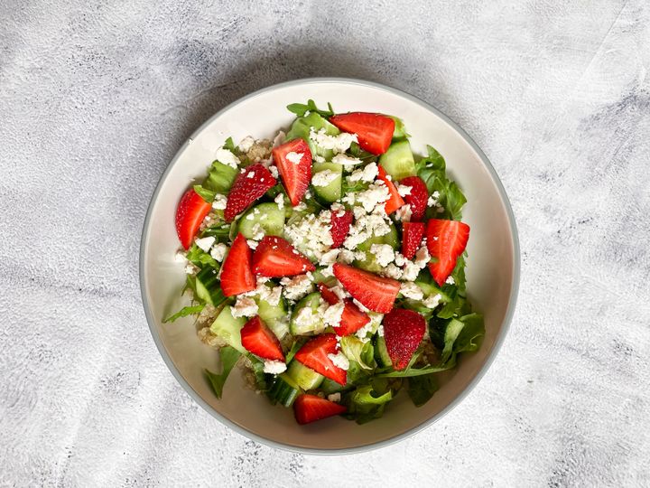 Quinoa šalát s jahodami a syrom feta