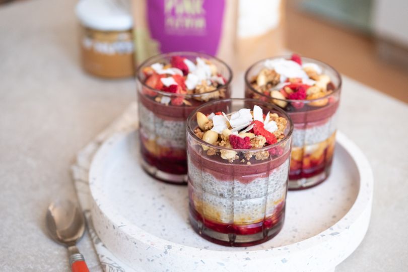 Chia puding s arašídovým máslem a lesním ovocem