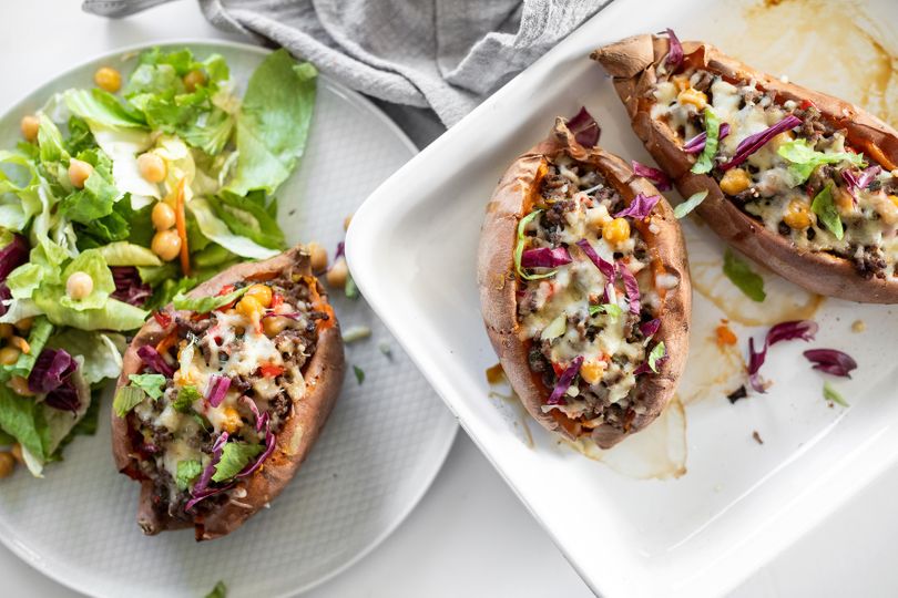 Zapečené plnené batáty s mletým hovädzím mäsom, zeleninou a syrom