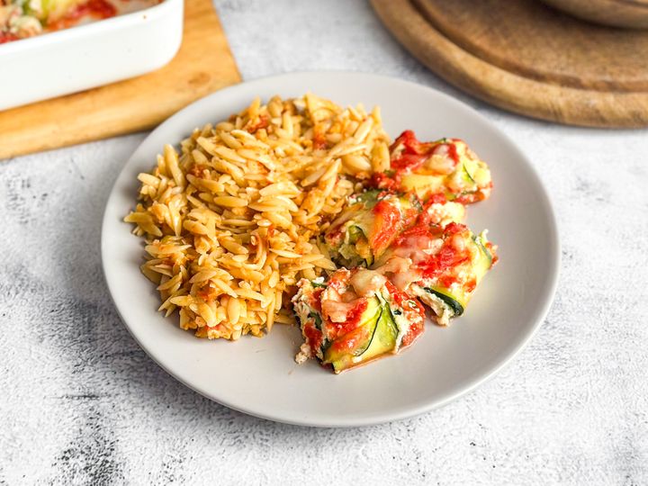 Zapečené cuketové rolky s rajčatovými těstovinami