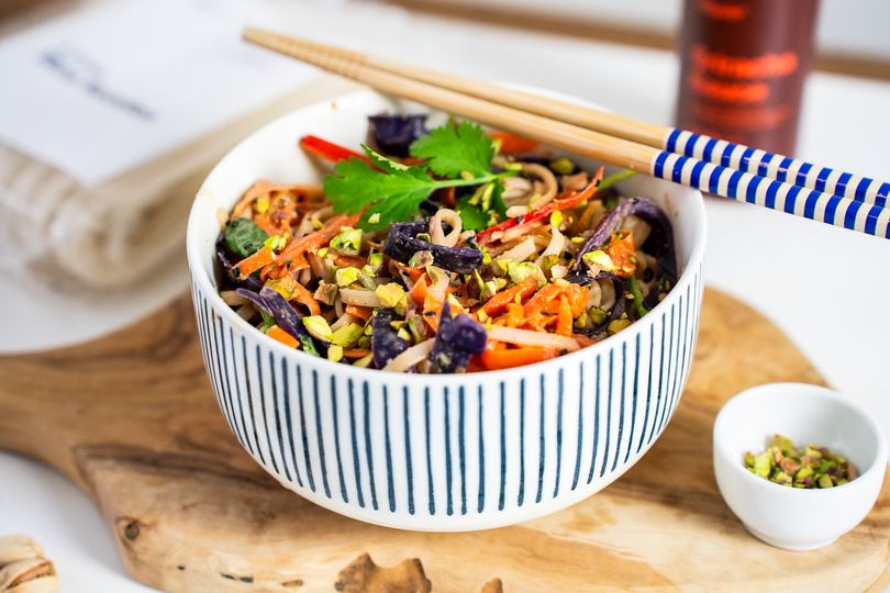 Tăiței de orez cu somon sălbatic și legume