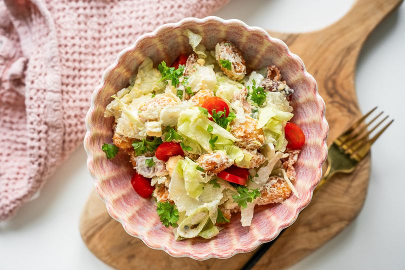 Salad with baked gnocchi and bacon