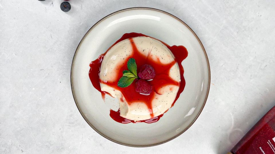 Proteinová panna cotta s malinami