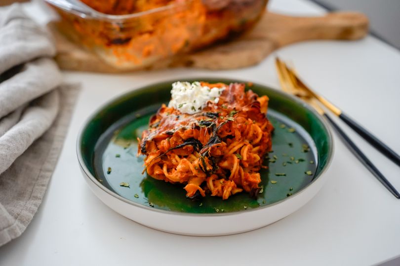 Pasta baked with shredded chicken