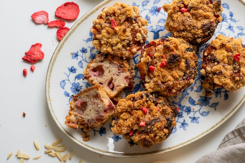 Jahodové muffiny z podmáslí s drobenkou