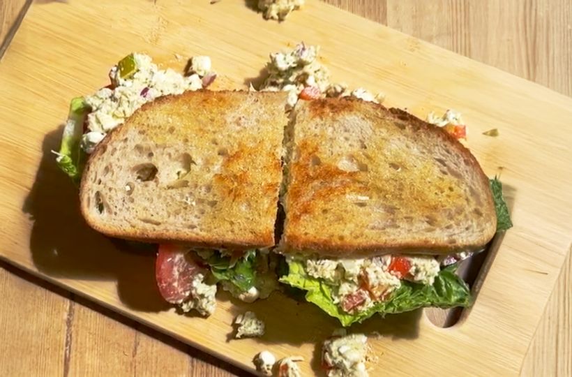 Kuřecí sandwich s pestem a fetou