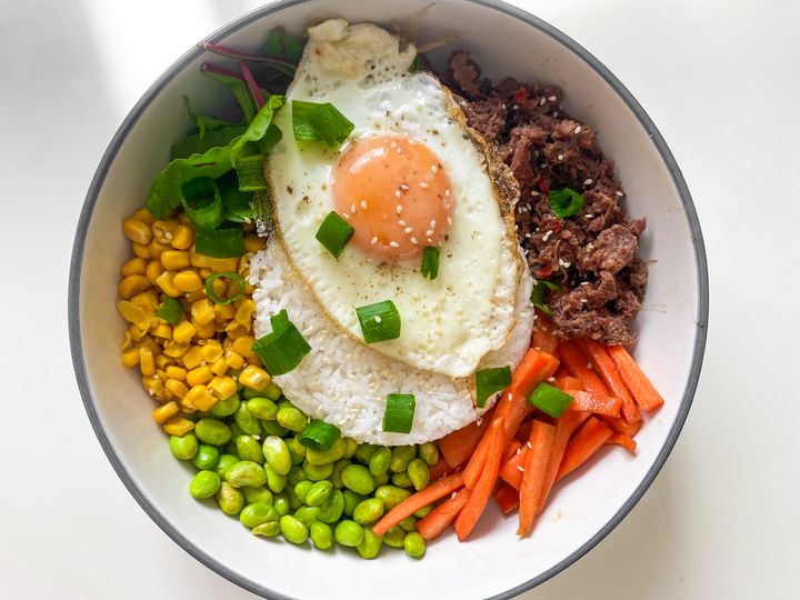 Kórejský hovädzí bibimbap s ryžou