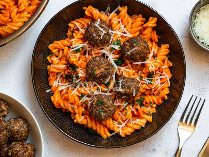 Pečené mäsové guľky v paradajkovej omáčke s cestovinou