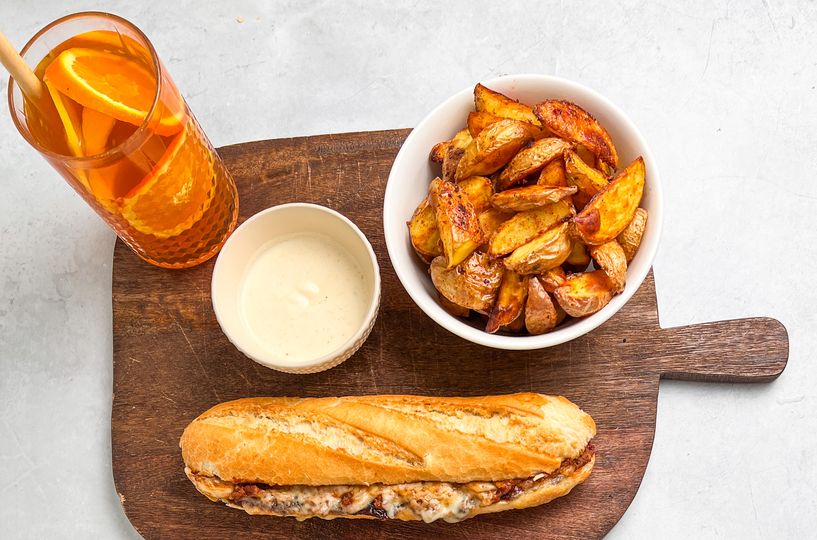 Bageta s trhaným hovězím a pečenými patatas