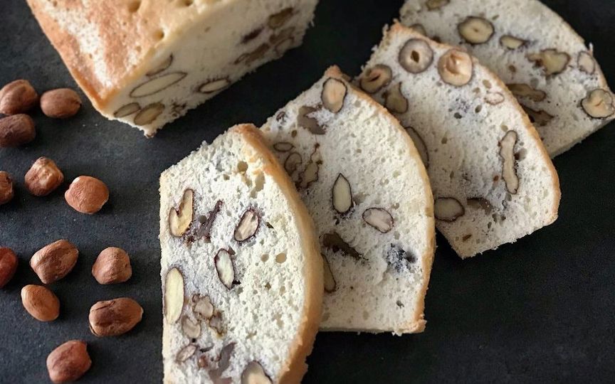 Bielkový chlebíček s orechmi na plechu